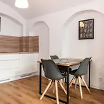 شقة Gewoelbewohnung Mit Terrasse دريسدن